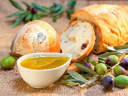 Домашен маслинов хляб със зелени и черни маслини - снимка на рецептата